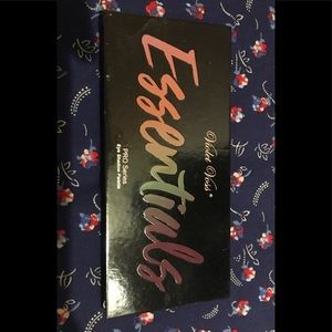 Essentials eyeshadow pallet violet Voss